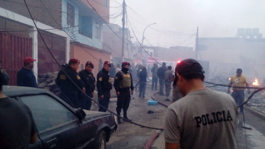 Fuego Demoledor Devastador Incendio Arrasa Con Viviendas En Per