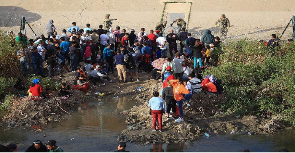 Con Un F Retro Y Las Manos Encadenadas Protestan Migrantes En La