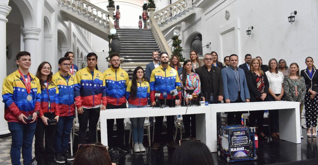 SUSTENTADO EN EL TRABAJO EN EQUIPO Selección de Robótica nacional es