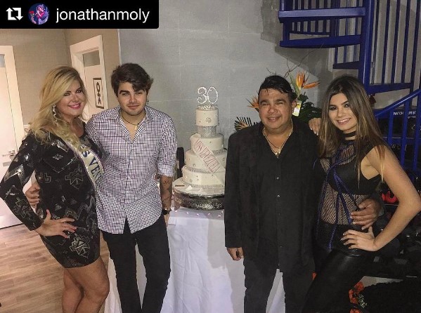 ¡RUMBÓN! Con un micro vestido y su banda, Ines María Calero celebró 30 ...