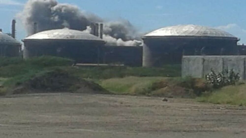 ¡UNA CHISPA CAYÓ EN EL MECHURRIO! Bomberos de PDVSA controlaron ...