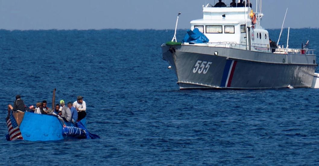¡VIAJE CORTO! Balseros cubanos auxiliados por guardafronteras en pleno