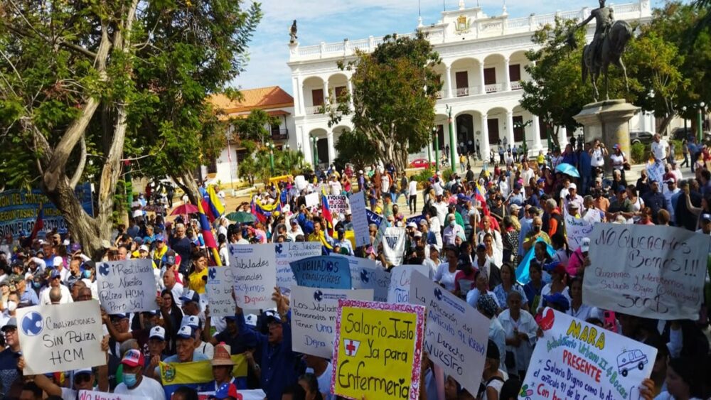 POR UN SALARIO REALISTA Y JUSTO! Maestros, trabajadores públicos y privados abarrotan la Plaza Bolívar de Maracaibo este #23ENE (Fotos+Video) - Noticia al Minuto