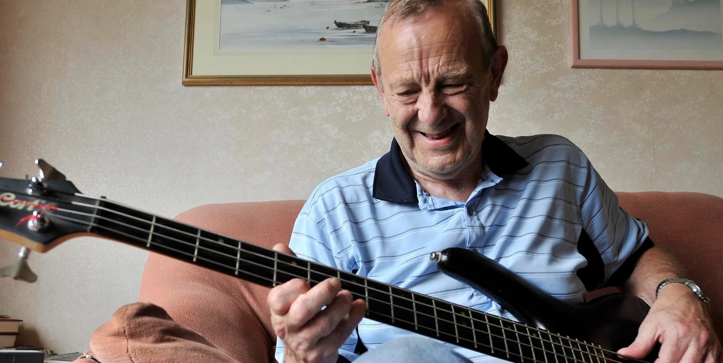 ¡BAJISTA DE THE BEATLES! Muere a los 81 años Charles “Chas” Newby