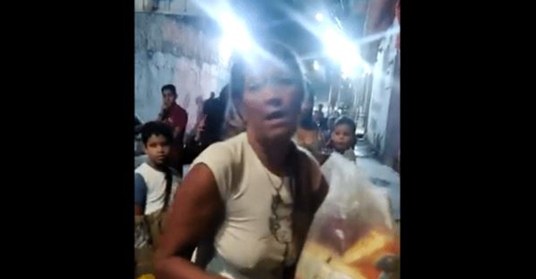 ¡»NO SOMOS ANIMALES»! Venezolana devuelve bolsa del CLAP por mal estado de los alimentos (+video)