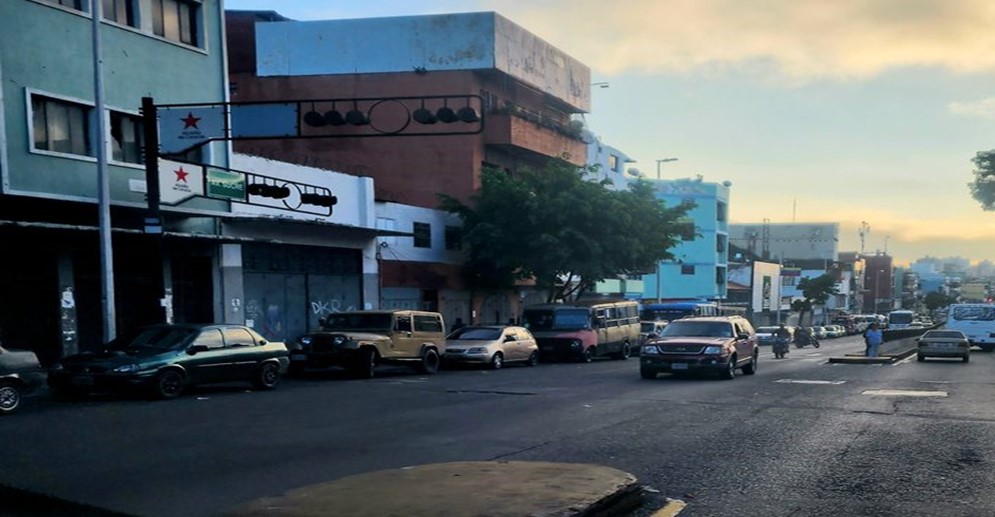 ¡MOTORIZADOS LO AUXILIARON! Conducía un camión y le dio un infarto en