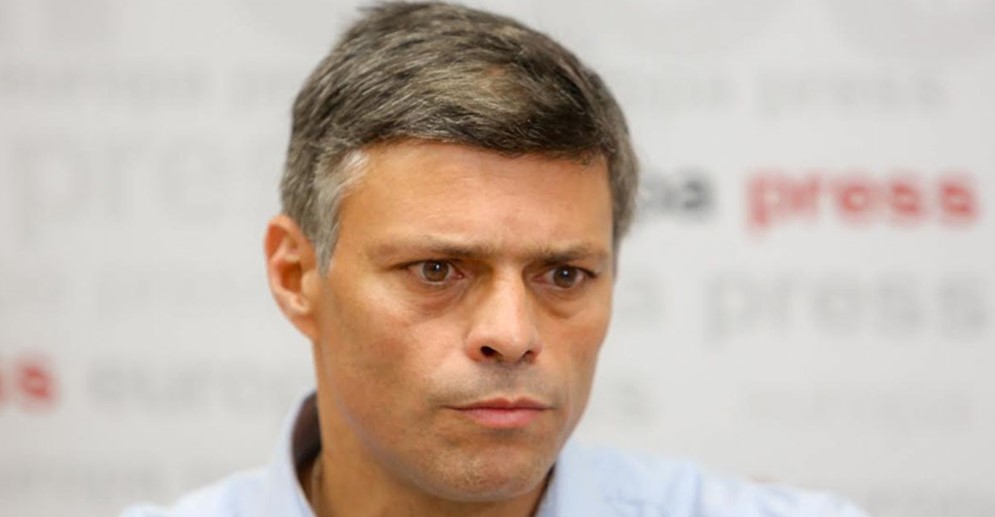 ¡LO TILDAN DE »LADRÓN Y TRAIDOR»! Joven venezolano increpa a Leopoldo López en vuelo Barcelona-Madrid