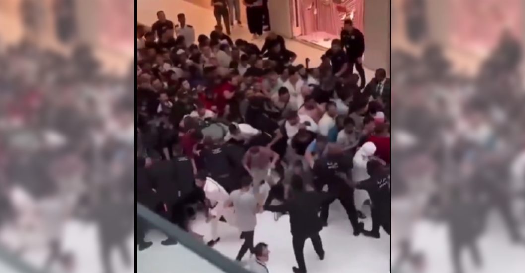 ¡COMPRADORES ANSIOSOS! Caos en un centro comercial de Dubai por comprar el IPhone 15 (Video)