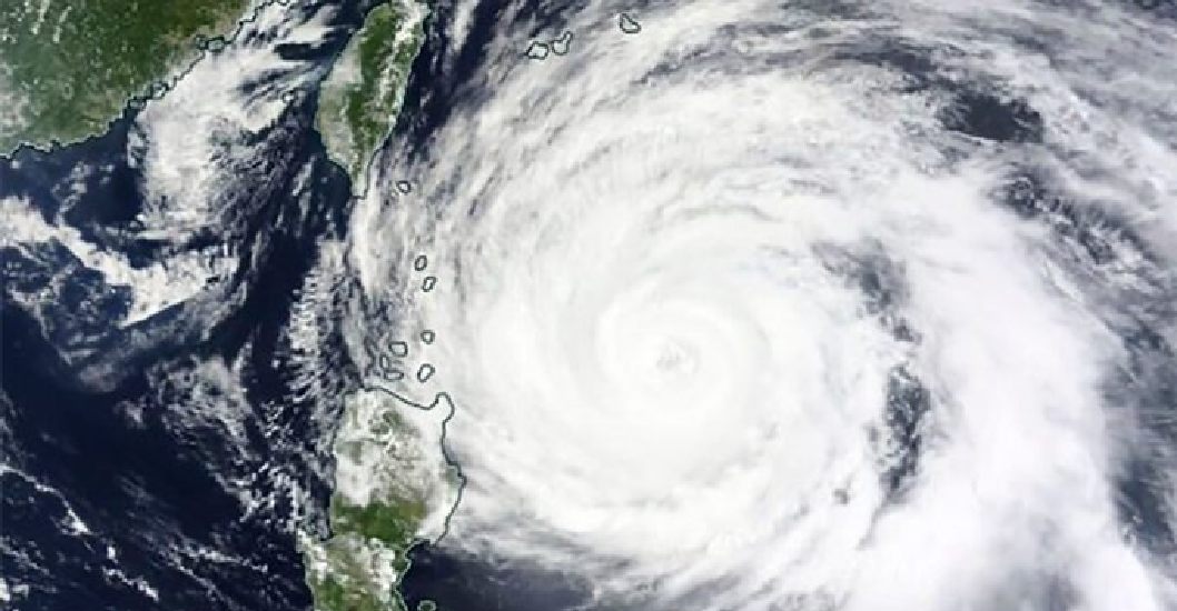 ¡AVANZA CON VIENTOS DE 165 K/H! El norte de Filipinas sigue en alerta por el tifón Jenny