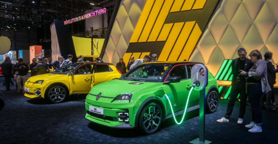 ¡PROYECCIÓN HACIA EL FUTURO! Renault reconvierte en modelo eléctrico a su histórico R5