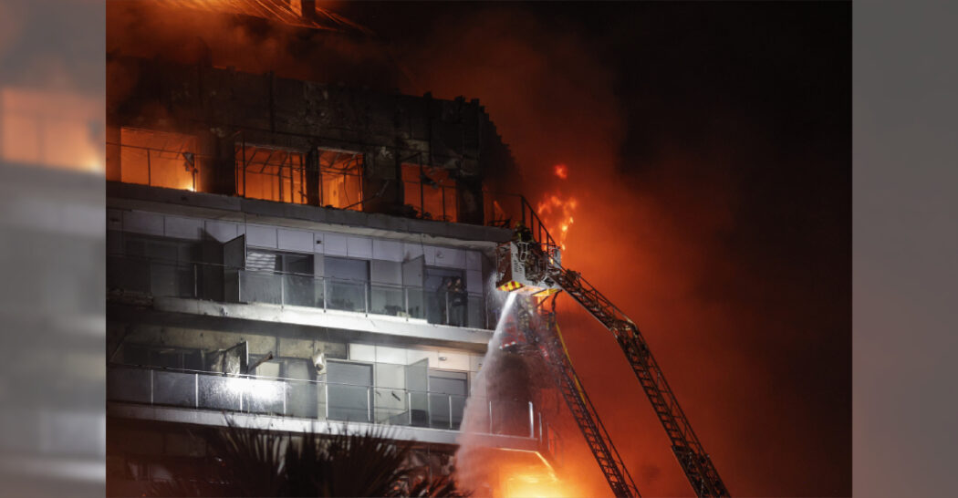¡FUEGO ARRASADOR! Al menos cuatro muertos y 18 heridos en el incendio ...