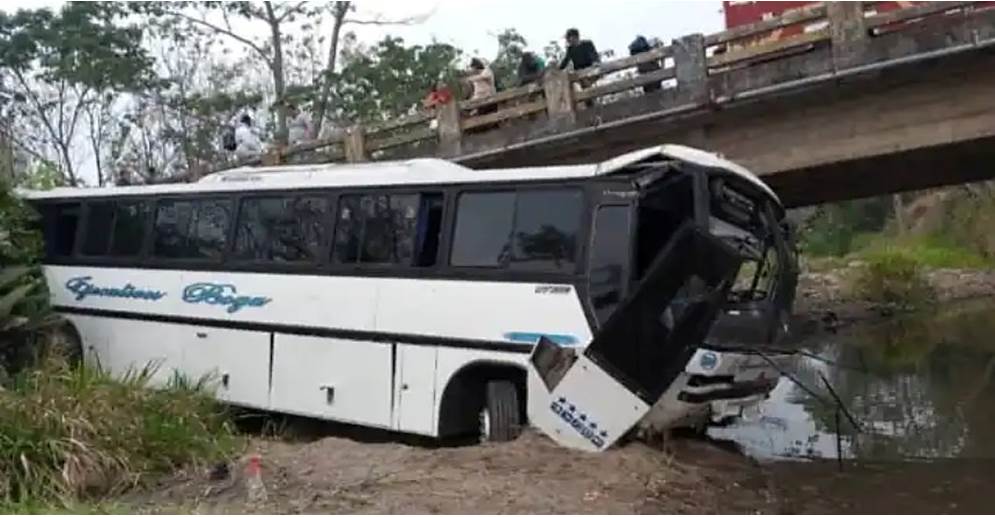 ¡AUTOBÚS CON 50 PASAJEROS CAE AL BARRANCO! Conductor pierde el control acabando en una quebrada || Fotos
