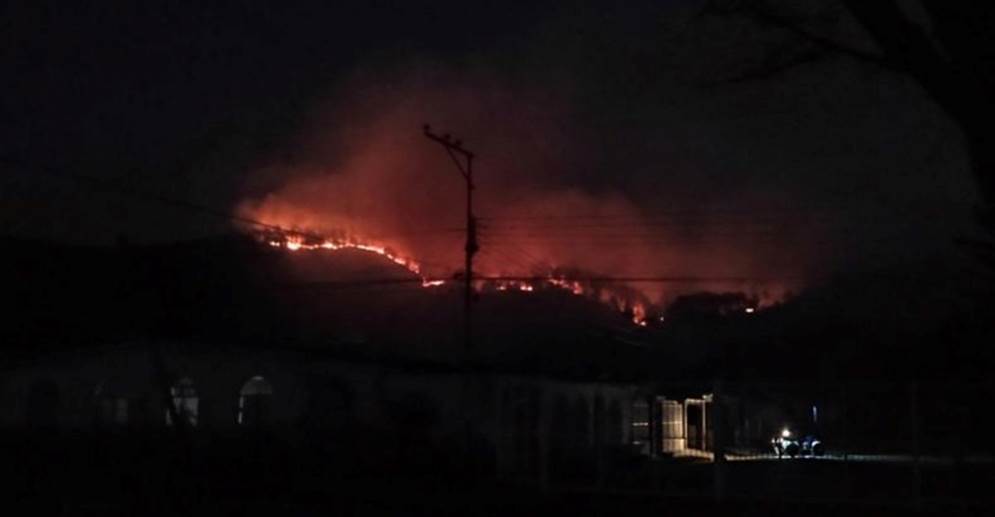 ¡INCENDIOS FORESTALES SE EXTIENDEN! Noche infernal en cerro ‘El Café’ en Naguanagua, Carabobo || Video