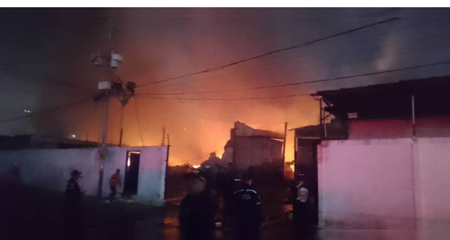 ¡BOMBEROS CONTROLAN EL FUEGO! Gran incendio en fábrica de colchones estremece a vecinos del sector Pomona (Videos)
