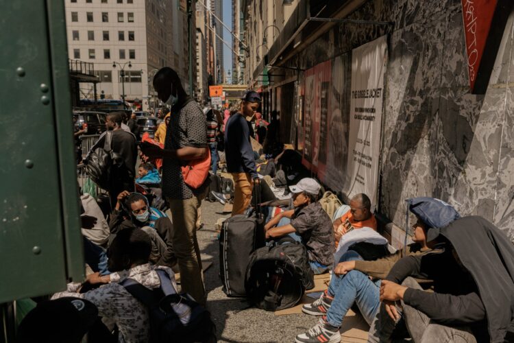 ¡SUSPENDERÁN ALOJAMIENTO! Nueva York regulará el derecho a albergue para migrantes luego de 30 días en refugios
