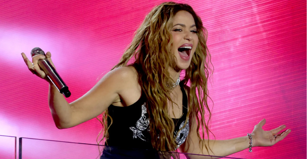 ¡PRESENTACIÓN DE «LAS MUJERES YA NO LLORAN»! Más de 40 mil personas asistieron al concierto de Shakira en el Times Square