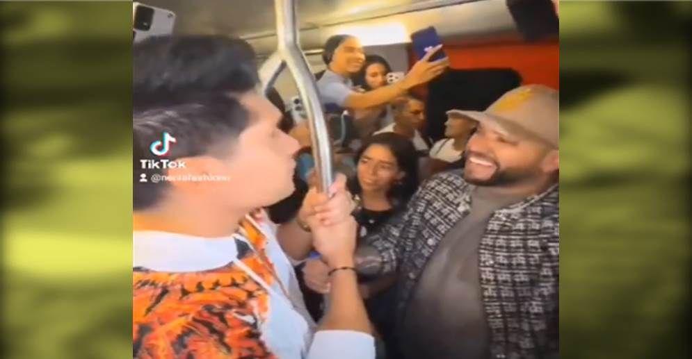 ¡SE MONTARON EN EL TREN Y CANTARON! Chyno y Nacho sorprenden a pasajeros del Metro de Caracas || Video