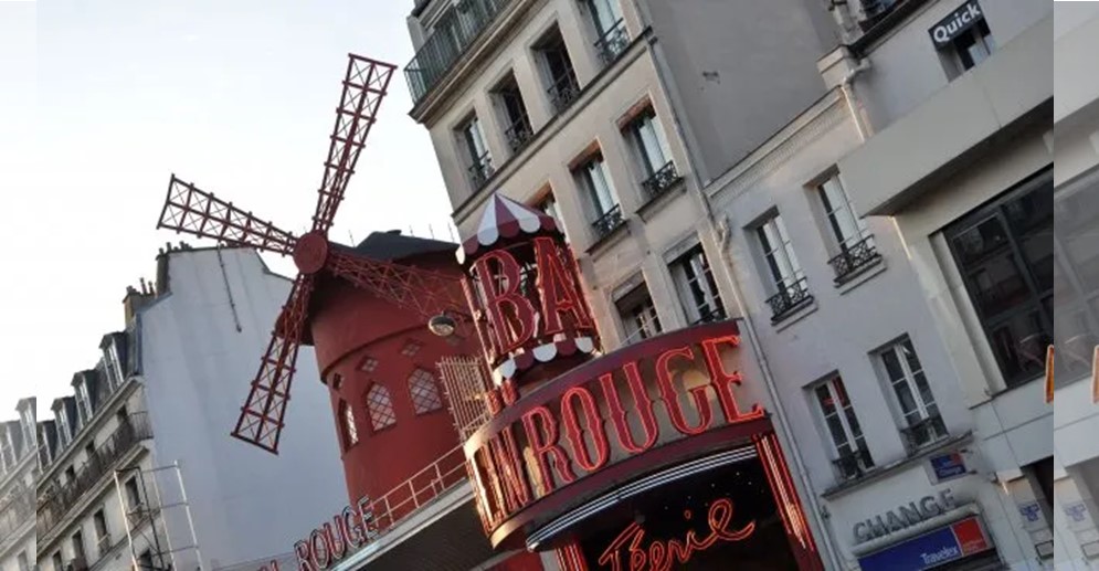 ¡SE DESPLOMÓ SIN MOTIVO! Las aspas del icónico cabaret Moulin Rouge en París