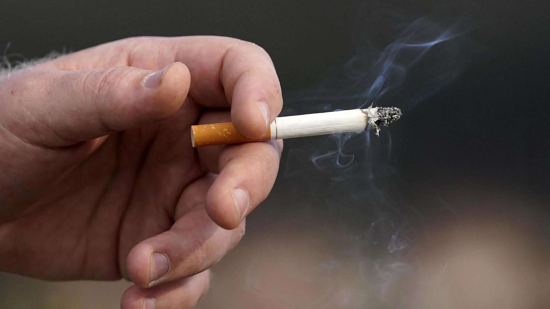 ¡MEDIDA SANITARIA! Reino Unido aprueba la ley que prohíbe la venta de tabaco a cualquier nacido después de 2008