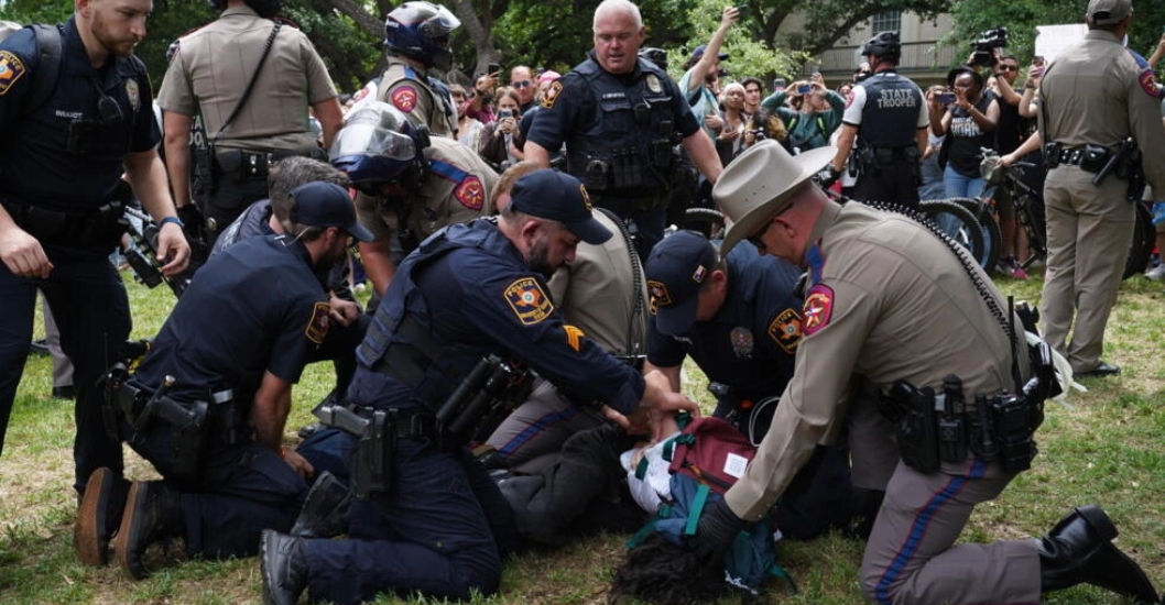 ¡SE MULTIPLICAN LAS PROTESTAS! Policía contiene manifestación pro-palestinos en Universidad de Texas