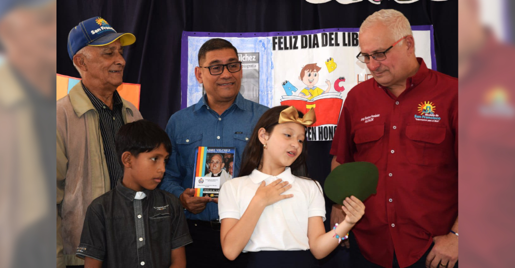 ¡PROPAGANDO SU OBRA! Alcaldía de San Francisco inicia la entrega del libro “Padre Vílchez, una mirada a su biografía” en las escuelas