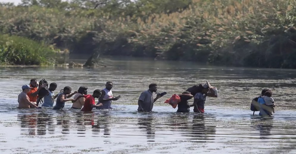 ¡CON LA ESPERANZA DE PASAR HACIA EE.UU.! Migrantes que llegan en tren a Ciudad Juárez deambulan por el río Bravo