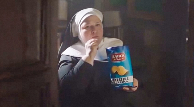 ¡ALGO TAN SUPERFLUO ES UN HECHO VIRAL! Católicos arremeten contra religiosas por un anuncio de ellas ‘comulgando’ con papitas fritas || Video