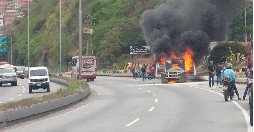 ¡CAMIÓN EN LLAMAS FRENTE A PDVSA! Incendio en estación de servicio de Caracas ||Video