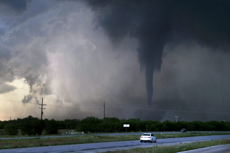 ¡NATURALEZA INCLEMENTE! Tornado arrasa un pueblo de Oklahoma