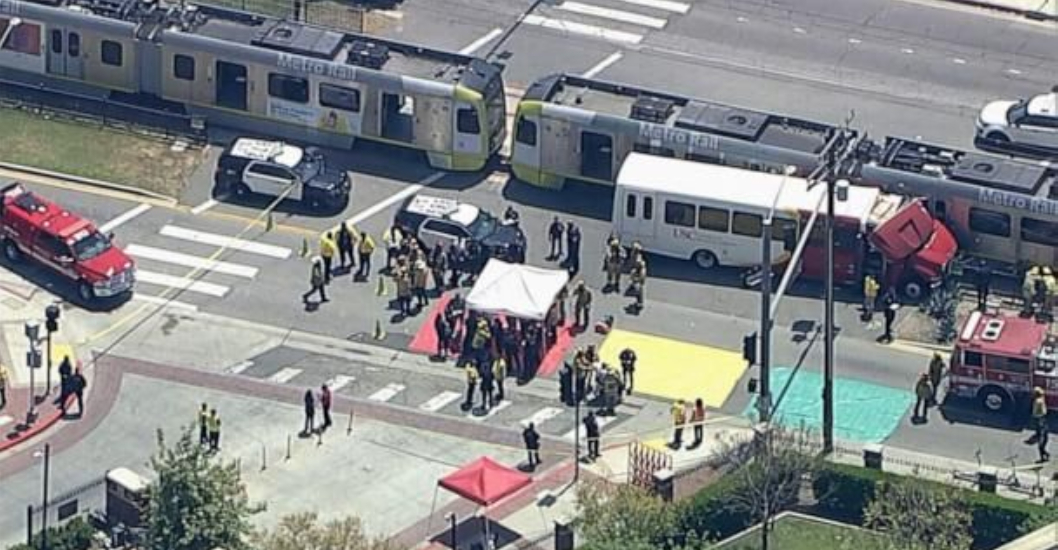 ¡HAY DOS LESIONADOS CRÍTICOS! Choque de tren urbano con autobús deja 55 heridos en Los Ángeles