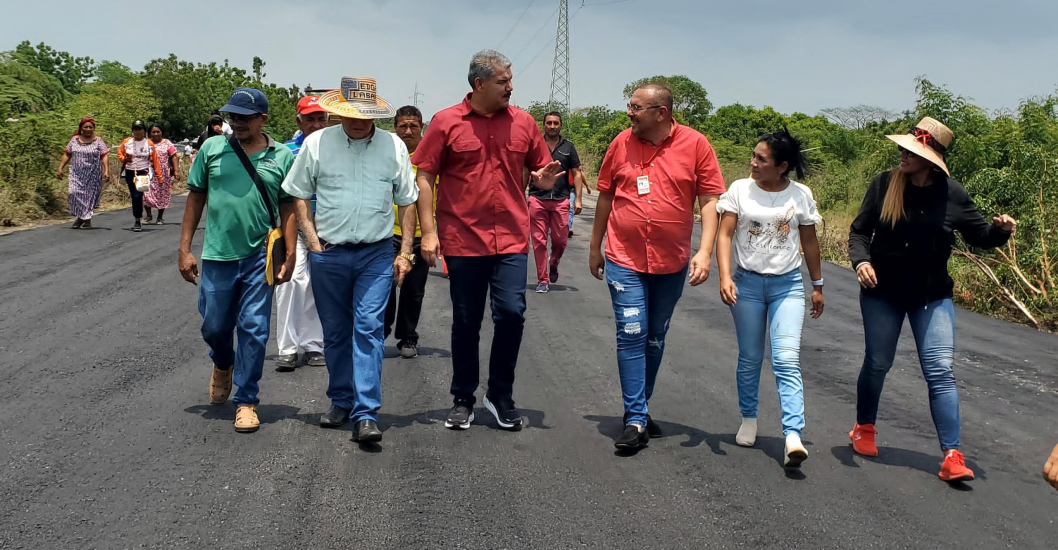 ¡AVANZA MEJORAMIENTO VIAL! Alcalde Luis Caldera inicia plan de asfaltado en tramo La Y- Gato Rey, de la parroquia La Sierrita