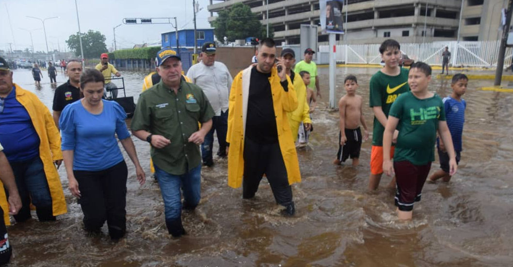 ¡RESPUESTA A DOS INCIDENTES! Alcalde Gustavo Fernández inspecciona el comportamiento de las cañadas luego de las fuertes lluvias de este sábado
