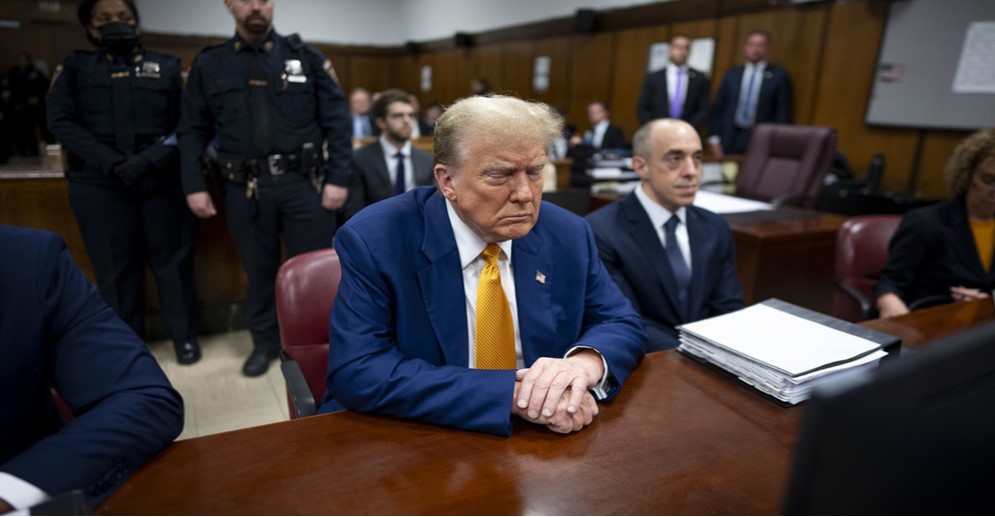 ¡«SOLO CERRE MIS HERMOSOS OJOS AZULES » Donald Trump desmiente quedarse dormido durante juicio