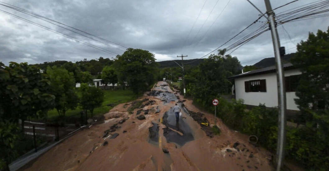 ¡AUTORIDADES SE DESPLIEGAN! Fuertes lluvias dejan 5 muertos y 18 desaparecidos en sur de Brasil