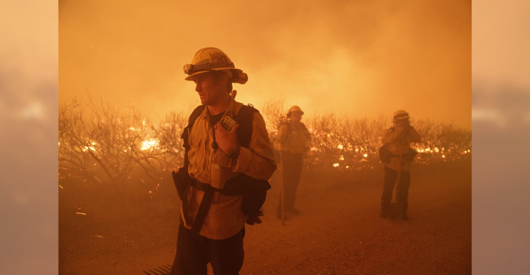 ¡VIENTOS AVIVAN LAS LLAMAS! Incendio al norte de Los Ángeles provoca el desalojo de 1.200 personas