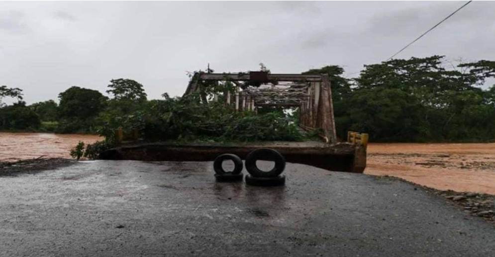 ¡AFORTUNADAMENTE SIN VÍCTIMAS FATALES! Otro puente colapsa a consecuencia de la crecida de afluentes por las lluvias || Video