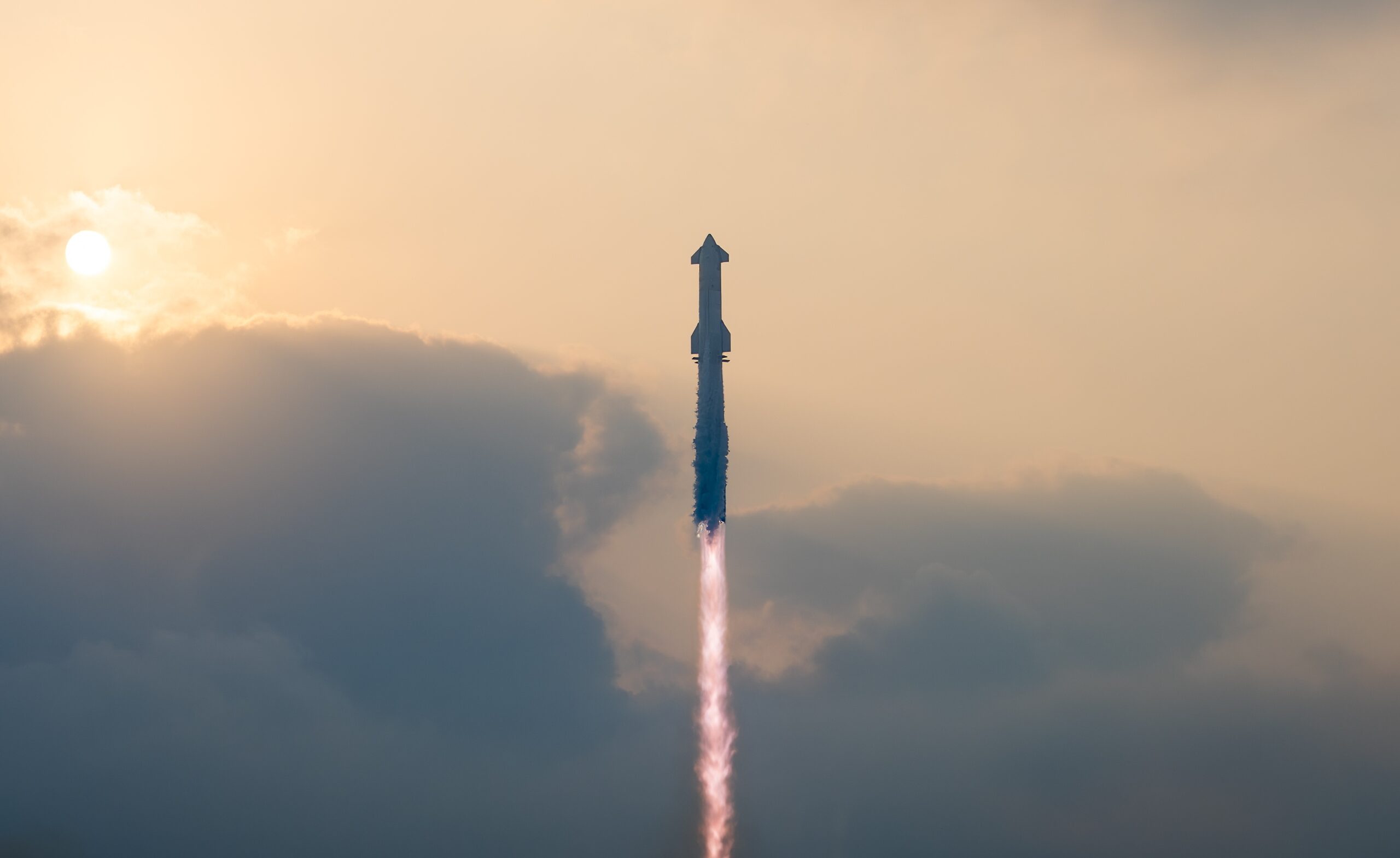 ¡REGRESÓ A LA TIERRA! SpaceX completa con éxito el cuarto vuelo de prueba de su cohete «Starship»