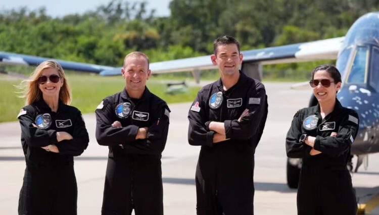 Los astronautas (de izquierda a derecha) Anna Menon, especialista de la misión; Scott Poteet, piloto; Jared Isaacman, comandante, y Sarah Gillis, especialista de la misión, en el Centro Espacial Kennedy antes de una misión espacial tripulada privada, en Cabo Cañaveral, Florida