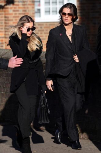 Kate Cassidy, expareja del músico, llegó con el actor y modelo Damian Hurley