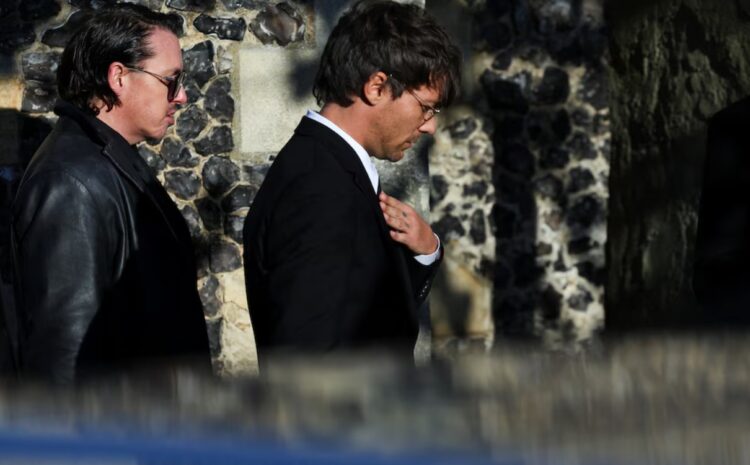 Louis Tomlinson también se hizo presente en el funeral del ex cantante de One Direction (REUTERS/Toby Melville)