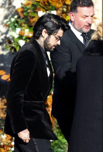 Zayn Malik arribando al funeral del ex cantante de One Direction, Liam Payne, en la iglesia de St. Mary (REUTERS/Toby Melville)