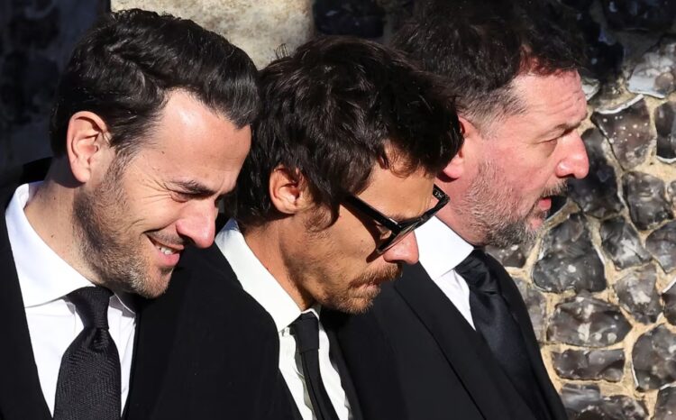 Harry Styles (en el centro), a su llegada al funeral de Liam Payne en la iglesia St. Mary de Amersham, cerca de Londres.