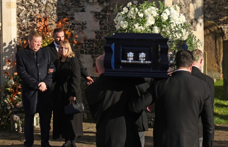 Los padres de Liam Payne, Geoff y Karen Payne, en el momento en el que el ataúd de su hijo llega para el funeral en la iglesia de St. Mary de la localidad de Amersham, al noroeste de Londres.