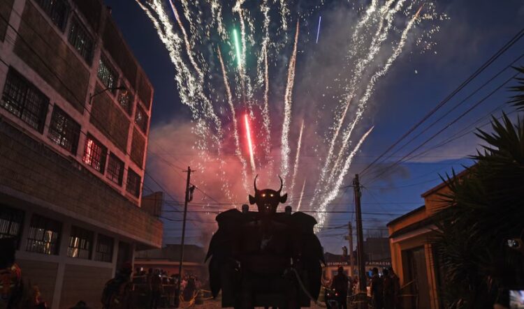 En Guatemala, la Quema del Diablo limpia lo negativo con fogatas el 7 de diciembre, lo que marca el inicio de las celebraciones religiosas