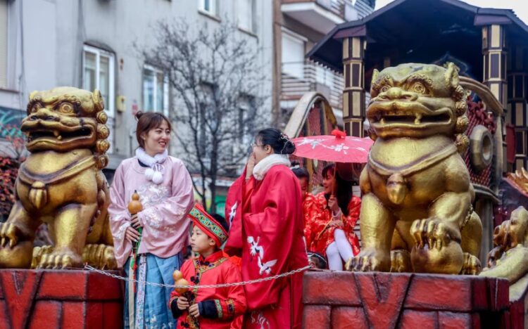 El Año Nuevo Lunar en China incluye desfiles, danzas de dragones y actos para honrar a los ancestros