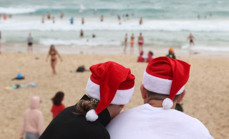 Las playas australianas, con barbacoas y juegos al aire libre, redefinen la Navidad como una celebración veraniega lejos de los inviernos nevados
