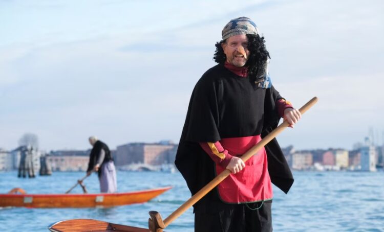 La Befana, una anciana que reparte dulces en Italia durante la Epifanía, simboliza el cierre de las festividades navideñas