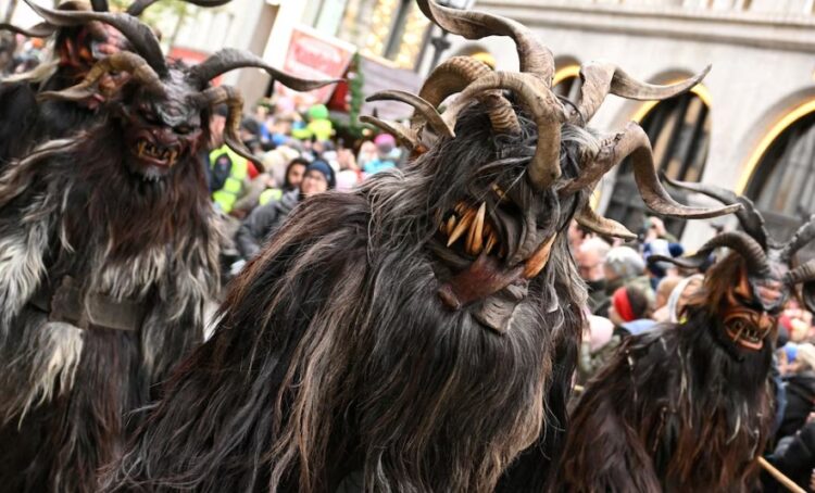 En Europa Central, Krampus castiga a los niños desobedientes mientras San Nicolás recompensa a los bien portados, lo que destaca contrastes en la Navidad