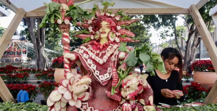 La Noche de los Rábanos en Oaxaca, México, transforma rábanos gigantes en escenas artísticas navideñas
