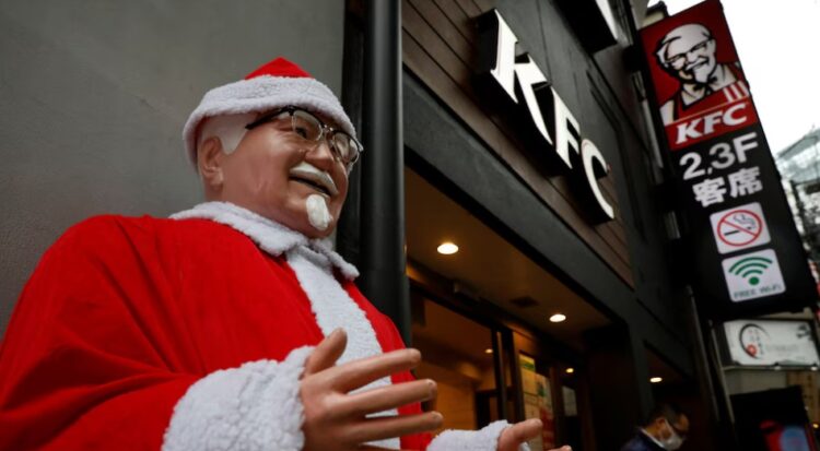 Japón celebra la Navidad con cenas de KFC, una tradición que comenzó en los años 70 y ahora es parte del festejo en todo el país